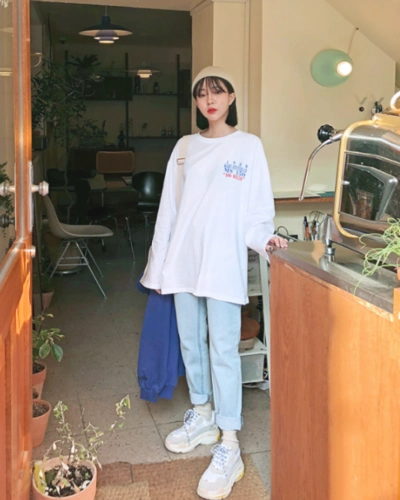 条纹款的长袖衬衫搭配高腰的白色窄脚牛仔裤,将衣摆塞进裤子里,更能