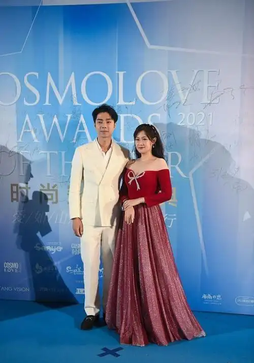 袁成杰妻子挺普通的但穿一字肩裙显出丰满身形挺耐看的