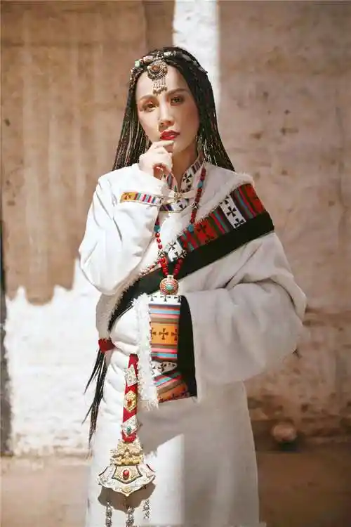 藏服女装抖音同款白色藏袍西藏服装服饰特色民族风藏式长袍藏裙女白色
