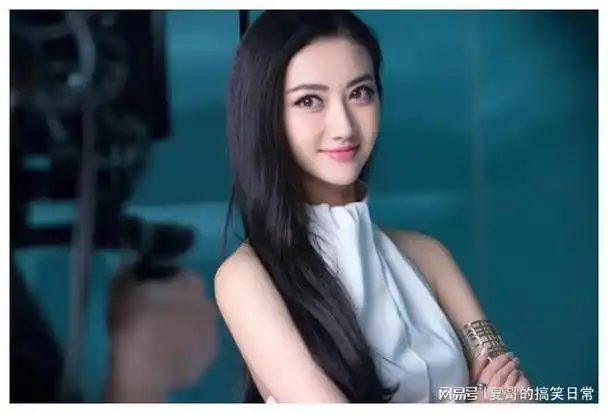 在景甜通过综艺和网剧成功实现人气逆袭后,她在2021年主演的奇幻悬疑