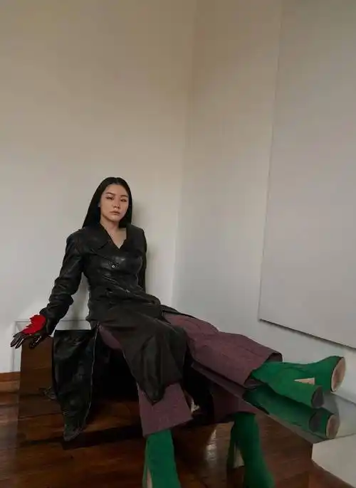 金靖气场开挂了,黑色上衣"挖个洞",叠穿两条裙子霸气十足_个性_时尚