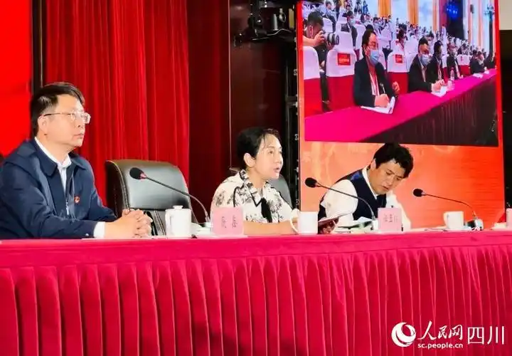 甘孜州委常委,宣传部部长汪玉琼(左二).王曦摄