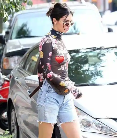 回顾詹娜近乎赤身逛街,身材傲人_克里斯蒂娜_纳丁_绯闻