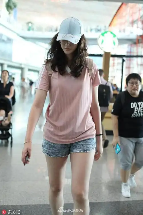 惠若琪粉衣短裤素颜现身机场 白皙大长腿格外抢镜