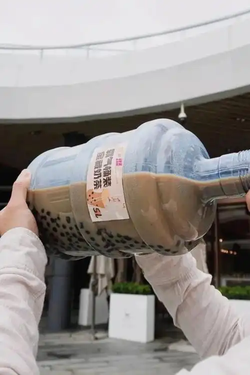 奈雪的茶选在全国各地陆续复工复产的这一时间节点推出5l的桶装奶茶