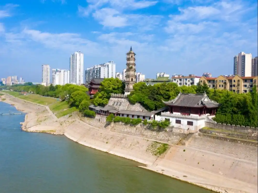 浔阳江景区位于九江市浔阳区滨江路,包括琵琶亭,锁江楼塔,浔阳楼