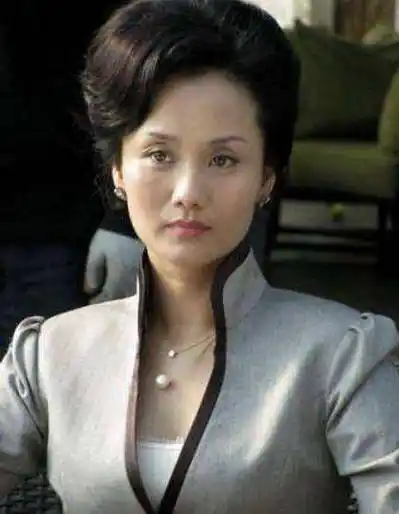 胡兵都要叫前辈,还扮演过张翰的妈妈_视频_角色_母亲