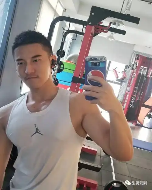 上海肌肉男身材照疯传网友直呼我可以