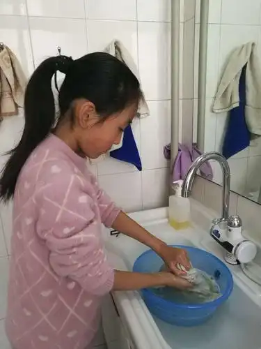 假期里我学着洗衣服,自己的事情自己做,那就先从洗毛巾开始吧.