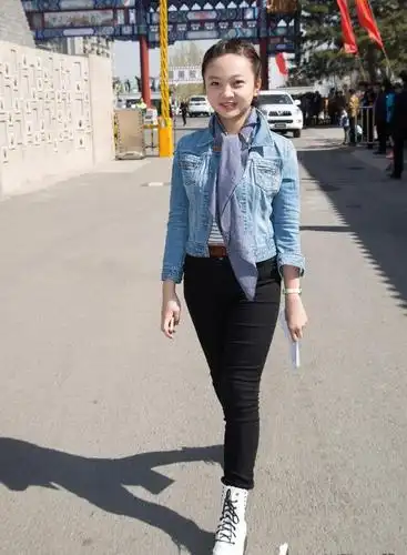 10年后张艺谋正式回应林妙可假唱!这4个字意味深长,网友:心疼