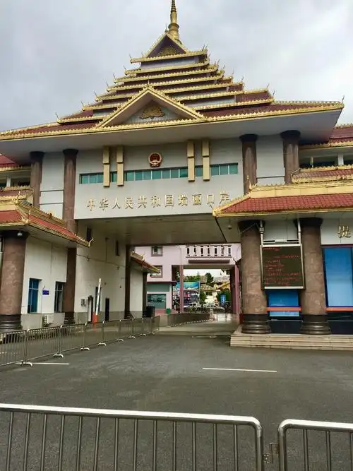 边贸繁华,国门下车水马龙.人的服饰也更趋于缅甸或者是傣族!