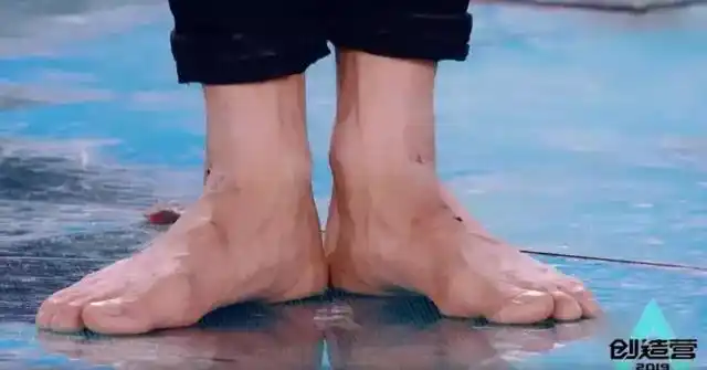 欧阳娜娜退学,易烊千玺韧带撕裂.无法再爱的人,只学会嘲笑