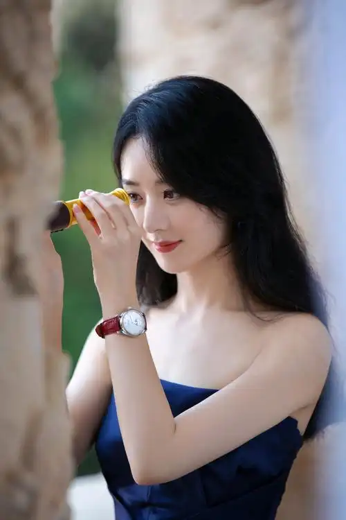 赵丽颖一身蓝色礼服长裙卷发造型笑容明媚