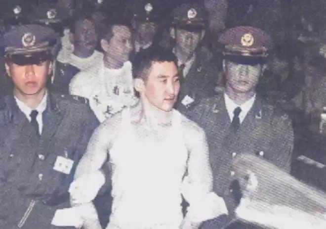 2000年吉林长春,黑帮头目梁旭东被处决前,脸上没恐惧还挂着笑意