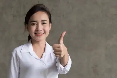 的微笑非洲人或黑人指出批准, 是的, 好的, 成功的, 好的或好手势手势