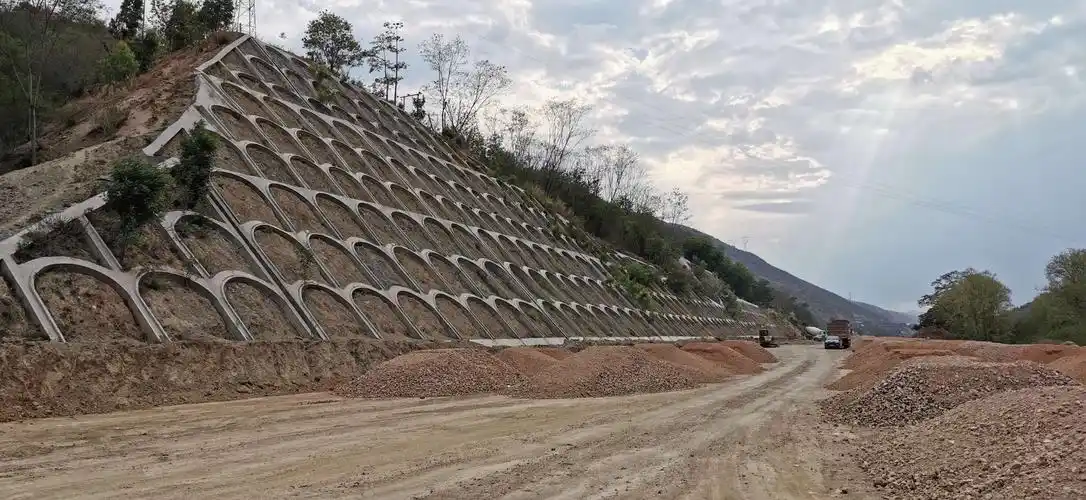 拱形格上边坡支模,框格梁上边坡钢筋绑扎,浆砌下护坡完成80m2,路基边