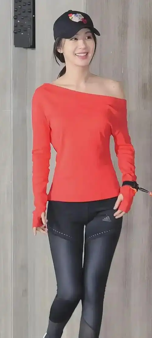 黄晓明前女友李菲儿惹争议机场撩衣服疑走光连体内衣太露骨