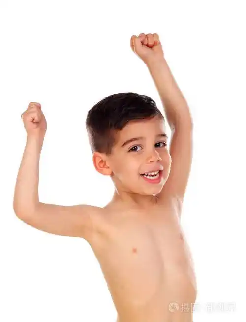 快乐的赤膊小男孩被隔离在白色的背景上