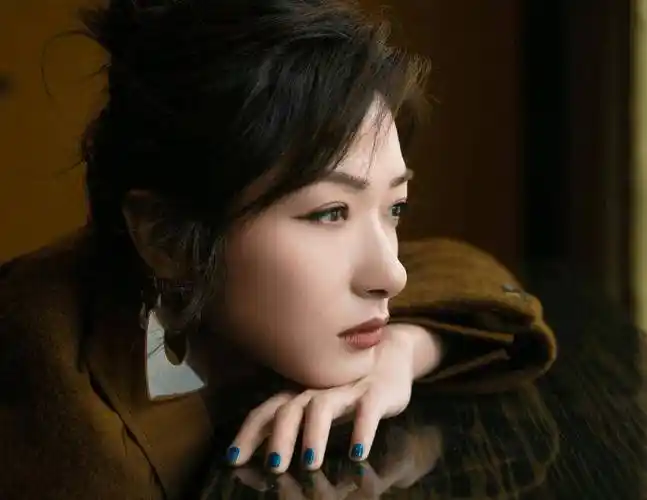 原创38岁万茜郑州线下活动脚踩恨天高秀长腿这状态没看错