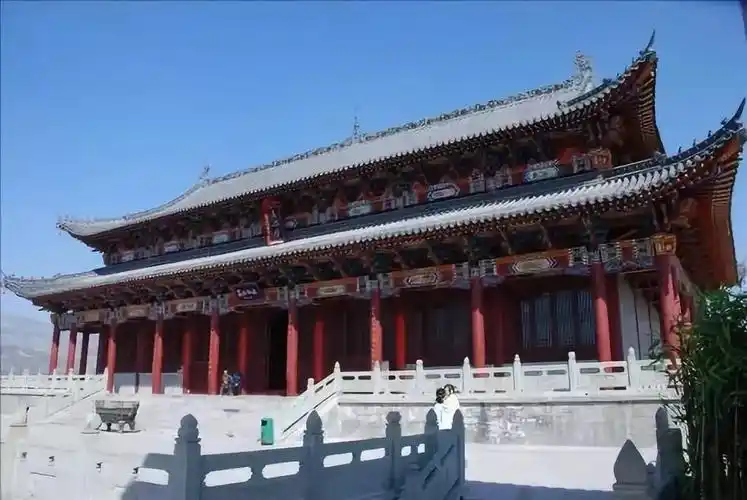 真山堂是整个园区内主体标志性建筑,它建于中华傅山园的中轴线北端,是