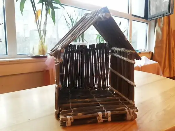 这是孩子与我们一起裁剪树枝   孩子们和我们一起打磨树枝