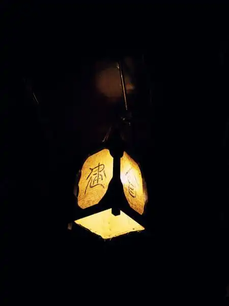 客栈走廊上的孤灯,照亮了旅人归途中漆黑的夜.