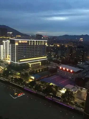 小城夜景街拍 [2] ———摄于普宁流沙