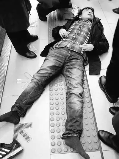 新闻中心 武汉     记者武叶 摄   (武汉晚报) "救命啊有人晕倒啦"