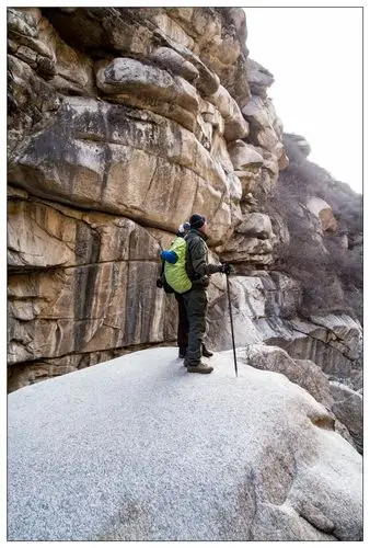 冬天云中峡谷登山看景色