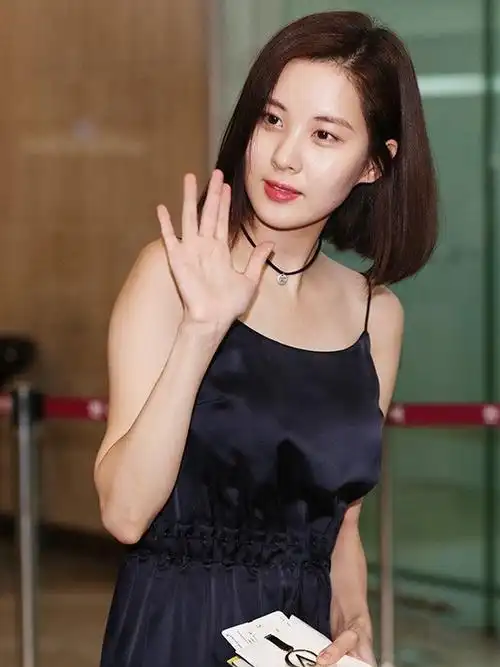 少女时代徐贤留齐肩短发凸显优雅气质