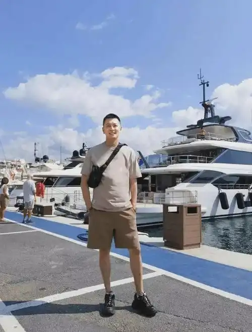 辽宁男篮主帅杨鸣晒西班牙学习照品尝当地美食享受旅游生活