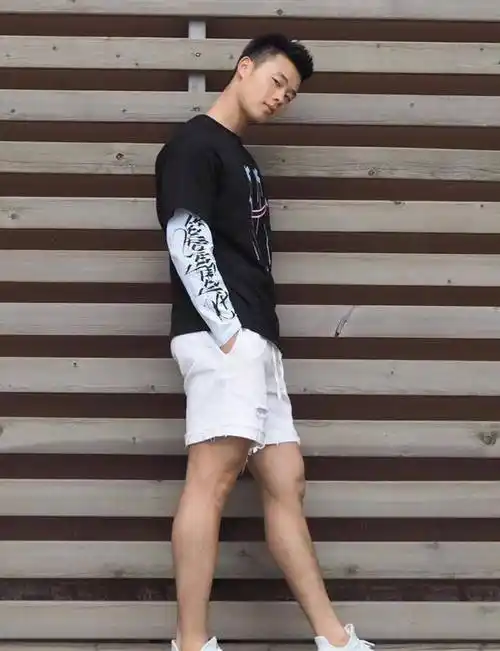 但却一眼就让人喜欢,而他的名字也非常有特点,跟男神刘亚仁相差一个字