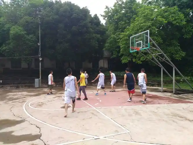 读书那个时候,赤脚踢球打篮球是很正常的,因为真的太热了.