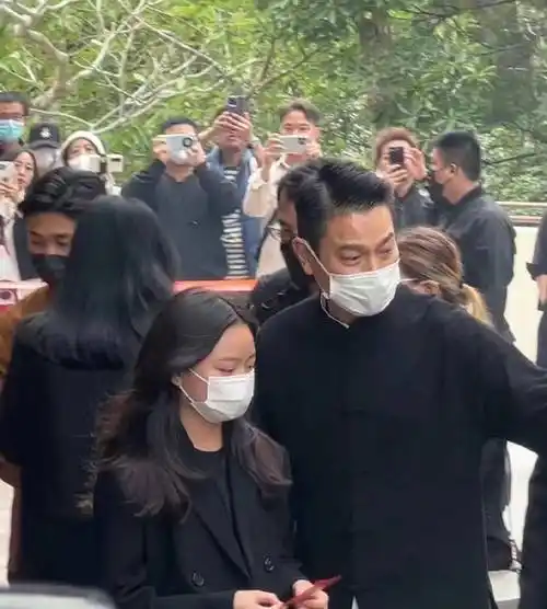 携老婆女儿出席神情悲伤,圈中明星好友现身悼念_哀悼_葬礼_花篮