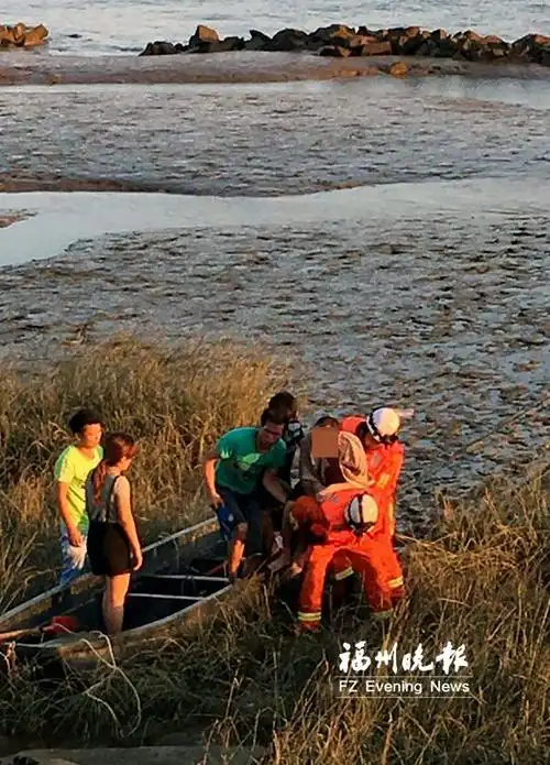 福州:男子患癌晚期跳闽江轻生 消防员与家属联手救人