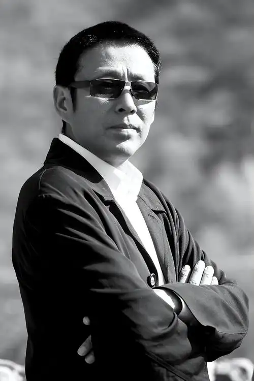 陈道明|67岁陈道明驾豪车聚餐,两鬓斑白男神魅力不减,与友交谈气场