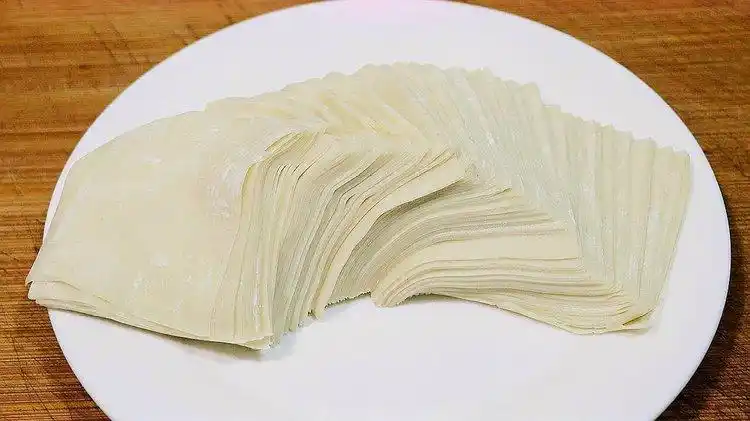 馄饨皮别包馄饨了,试试这种懒人做法,酥脆香甜,比油条包子好吃
