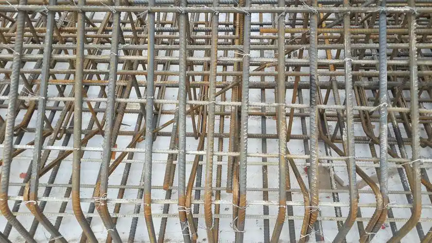 纲钢筋网的脚趾部位横筋少绑了1条