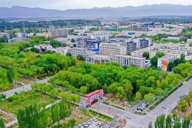 在天山南麓,塔里木盆地西北边缘,有一座美丽的小城——新疆柯坪县.