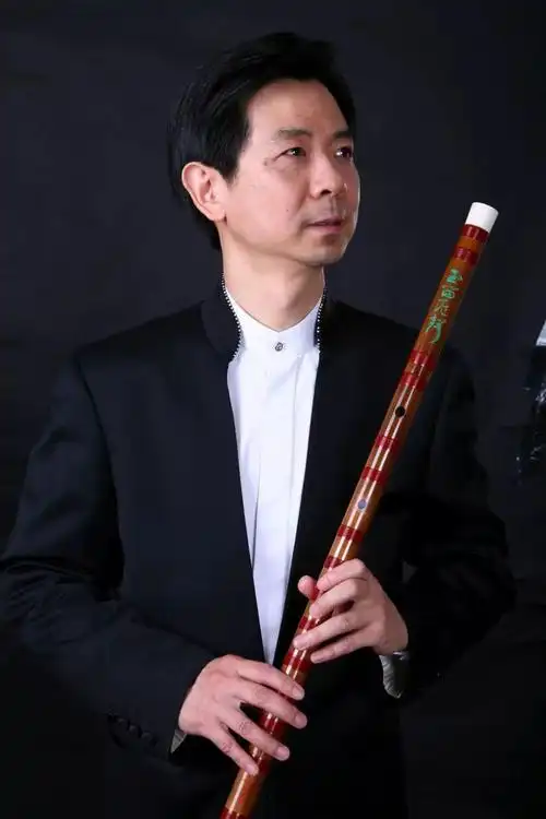 封面人物任岁月变迁千年笛声更悠扬著名笛箫演奏家王次恒用国外的乐器