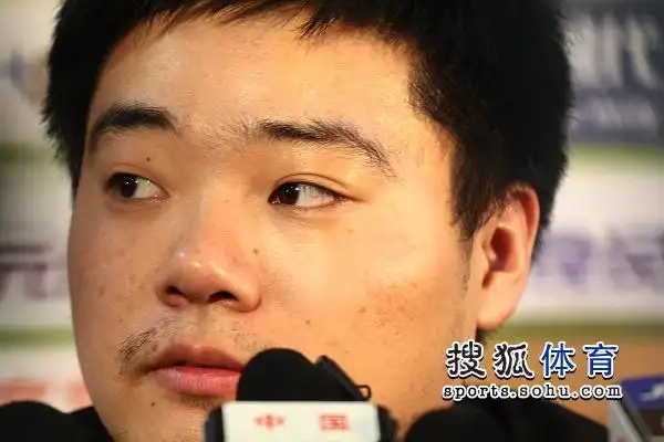 图文丁俊晖610威廉姆斯丁俊晖两眼斜视