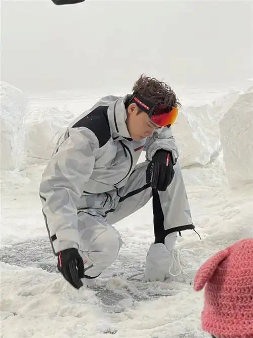 小包包更新视频了 一个是个live动图 06@李易峰742022时尚芭莎