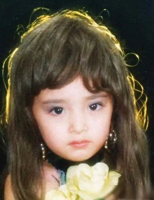 17岁杨幂被49岁成龙拥入怀中亲密的互动揭开了她整容的真相