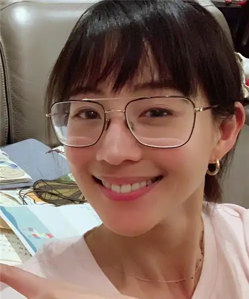 37岁张钧甯晒素颜照,暴露眼睛周围细纹,却依旧被网友称赞很美