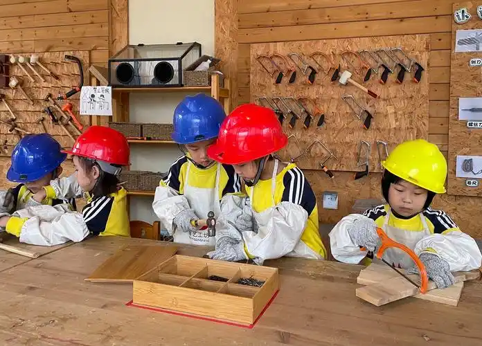 光泽县实验幼儿园木工坊里的快乐敲打
