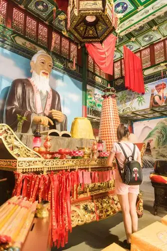 我姐就跑到这个月老庙里面来拜了一下期待自己以后可以遇到好姻缘千古