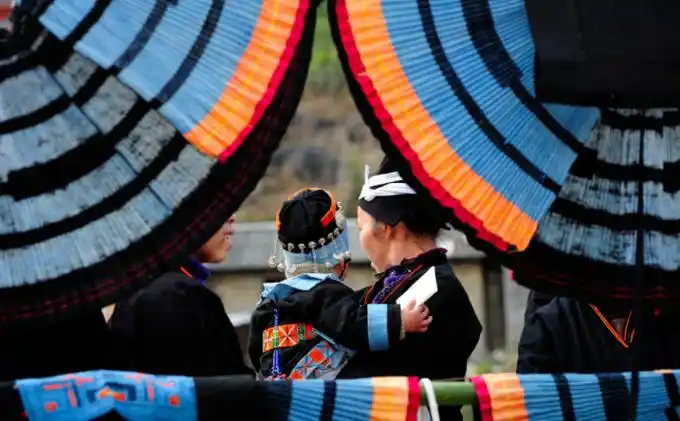 白裤瑶族究竟有多开放?女性服装侧面毫无遮挡,姑娘不怕走光吗?