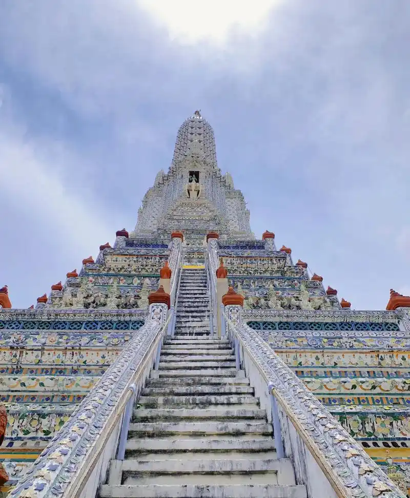 曼谷最美黎明寺·郑王庙,让人仰望的高塔 繁复的彩瓷装饰,无不 - 抖音