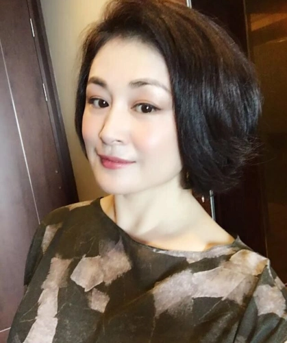 46岁于月仙和丈夫近照,凭谢大脚走红,靠努力终获赵本山认可