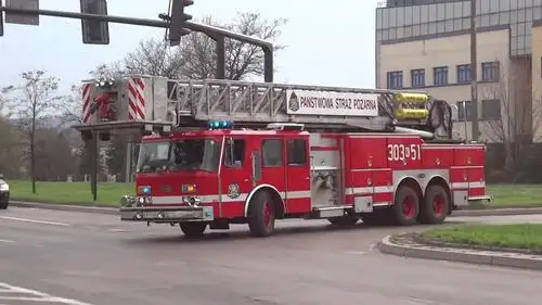 美帝消防车出警使用暴力警报器疯狂炸街～不让道你耳朵不聋才怪了